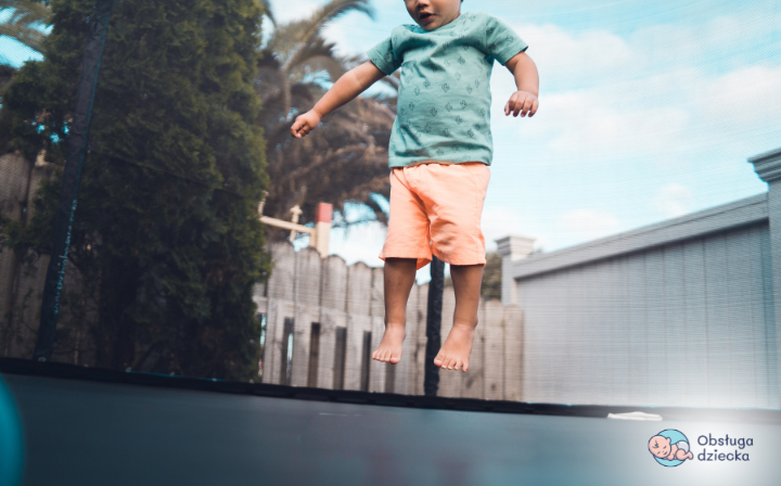 trampolina, dziecko skaczące na trampolinie